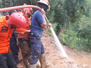 Tim Gabungan Cari Korban yang Tertimbun Longsor di Puncak