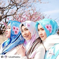 Beberapa bulan sebelumnya, tepatnya di musim semi Dian Pelangi, Lulu Elhasbu, dan Nadiah juga berlibur ke Jepang untuk menikmati mekarnya bunga sakura. Mereka kompak memakai scarf motif bunga sakura hingga senada dengan pemandangan di sana. Foto: Instagram