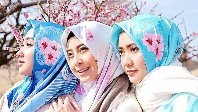 Beberapa bulan sebelumnya, tepatnya di musim semi Dian Pelangi, Lulu Elhasbu, dan Nadiah juga berlibur ke Jepang untuk menikmati mekarnya bunga sakura. Mereka kompak memakai scarf motif bunga sakura hingga senada dengan pemandangan di sana. Foto: Instagram