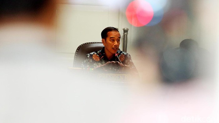 Usai membahas soal kebijakan satu peta, Presiden Jokowi kembali memimpin rapat pleno Komite Nasional Keuangan Syariah (KNKS) di Kantor Presiden.