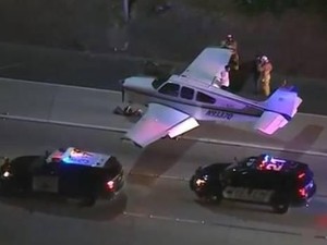 Ajaib! Pesawat di Amerika Mendarat Darurat di Jalan Raya