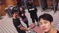 Untuk masing-masing gerakan, Jackson meminta fansnya agar melakukannya sebanyak 3 set dengan pengulangan sebanyak 10 kali untuk mendapatkan hasil terbaik. (Foto: V Live)