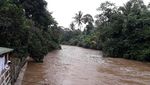 Foto: Derasnya Arus Sungai Ciliwung di Depok, Warga Diimbau Waspada