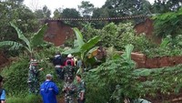 Tampak jelas rel menggantung karena tanah di bawahnya longsor/Foto: Twitter Kepala Humas dan Informasi BNPB Sutopo Purwo