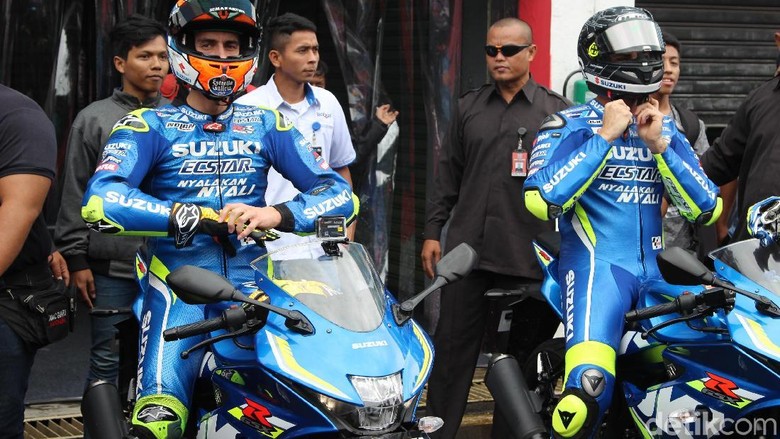 Alex Rins dan rekannya Andrea Iannone di Sirkuit Sentul (Foto: Khairul Imam Ghozali) Alex Rins dan rekannya Andrea Iannone di Sirkuit Sentul (Foto: Khairul Imam Ghozali)