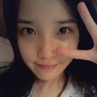 IU juga sering menampilkan wajah polosnya yang memesona. Foto: Istimewa