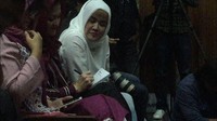 Istri Setya Novanto, Deisti Astriani Tagor mengeluarkan catatan buku kecil selama sidang proyek e-KTP. (Faiq-detikcom)