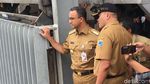 Momen Anies Pantau Pintu Air Manggarai dan Ambil Foto Ketinggian Air