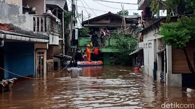 Petugas damkar terlihat membantu warga turun ke atas kapal