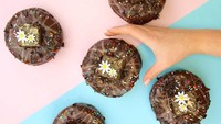 Kalau yang ini donat cokelat dengan sentuhan rasa asam segar glasur jeruk. Bagian tengahnya ada sepotong cake honey brownies yang manis dan unik. Tergoda?  Foto: instagram @doughnuttime_uk