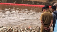 “Sampah lihat sendiri di pintu Manggarai, sudah diangkat 15 truk, volumenya kira-kira beratnya 200 ton,” kata Anies di Pintu Air Manggarai, Jakarta Pusat, Senin (5/2/2018). (Indra Komara-detikcom)