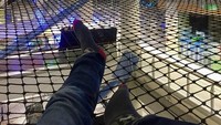 Foto: City Square Mall di Ferrer Park, Singapura menghadirkan konsep rekreasi indoor dengan cara baru. Yakni dengan memasang jaring di antara lantai mal di ketinggian (@airzone_sg/Instagram)