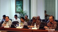 Menteri Perencanaan Pembangunan Nasional/Kepala Bappenas Bambang Brojonegoro bersama Menteri BUMN Rini Soemarno saat mengikuti rapat pleno Komite Nasional Keuangan Syariah di Kantor Presiden Jakarta, Senin (5/2).