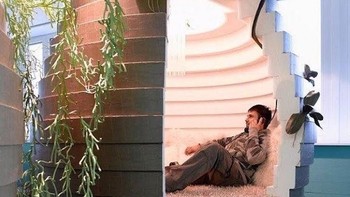 Di situ ada lounge semacam ini buat beristirahat atau telepon orang. Foto: Google