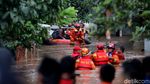 Begini Proses Evakuasi Korban Banjir di Gang Buntu Pasar Minggu