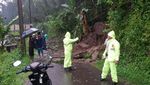Foto: Longsor, 7 Rumah Warga dan 2 Akses Jalan di Megamendung Rusak