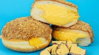 Donat dengan warna nyentrik ini dijamin bikin Anda enggak bisa berhenti mengunyah. Bagian luar donat diberi taburan biskuit karamel sementara isinya adalah limpahan cream honeycomb yang manis dan legit. Warnanya kuning dengan tekstur creamy. Yummy!  Foto: instagram @doughnuttime_uk
