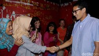 Sandi kemudian mengunjungi lokasi pengungsianDia menyerahkan secara simbolis bantuan kepada warga di pengungsian.