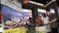 Direktur Marketing Pikko Group, Sicilia Alexander Setiawan (Kedua Kanan) didampingi Direktur Pikko Group, Hendry Leo (kanan) berbincang dengan Director Consumer Banking Bank BTN, Budi Satria (kedua kiri) dan Executive Vice President Non Subsidized Mortage and Consumer Lending Division Bank BTN, Suryanti Agustinar saat meninjau Booth 34 Hall B usai pembukaan Indonesia Property Expo (IPEX) 2018 di Jakarta Convention Center, Jakarta.