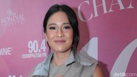 Senyum manisnya membuat jatuh hati.