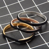 Sebagai ibu rumah tangga, Anda mungkin sering tampil ringkas dengan rambut dikuncir. Hair elastic–holding bracelet  seharga Rp 161 ribuan ini bisa dimiliki karena bisa menyimpan kunciran di tangan sekaligus jadi gelang. Foto: Amazon