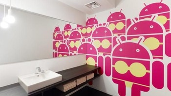Kamar mandinya pun dihiasi dengan ikon Android yang kocak. Foto: Office Snapshot