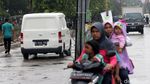 Hanya di Bekasi, Tiang Listrik Berdiri di Tengah Jalan