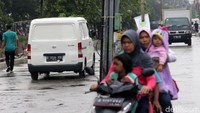 Tiang listrik itu berada di tengah jalan setelah ada proyek pelebaran jalan.