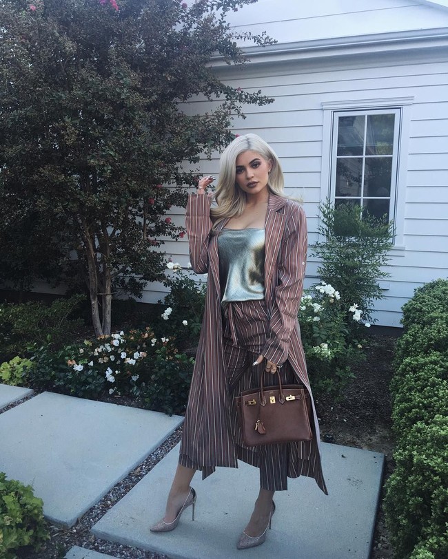 Kylie Jenner berpose dengan menenteng tas Hermes Birkin berwarna cokelat. Tas Hermes yang didapatnya dari Kylie Jenner sebagai hadiah ulang tahunnya ke-18 ini harganya Rp 200 jutaan. Foto: Getty Images, Instagram