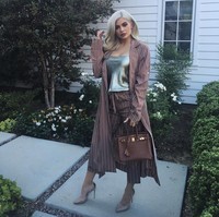 Kylie Jenner berpose dengan menenteng tas Hermes Birkin berwarna cokelat. Tas Hermes yang didapatnya dari Kylie Jenner sebagai hadiah ulang tahunnya ke-18 ini harganya Rp 200 jutaan. Foto: Getty Images, Instagram