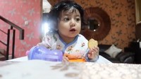 Sarapan dulu yuk om tante..., tulis akun Instagram @hengkykurniawan. Ini saat Shakila berusia dua tahun. Sambil makanannya dibuat, biasanya Shakila makan biskuit dulu, ujar Sonya. Foto: Instagram @hengkykurniawan