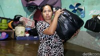 Begini penampakan seorang warga Rawajati, Jakarta Selatan, Senin (5/2/2018) saat mengamankan harta benda miliknya.