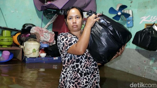 Warga Rawajati Evakuasi Harta Benda di Tengah Banjir
