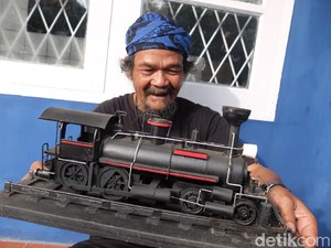 Andi Ubah Sampah Cikapundung Jadi Miniatur Lokomotif Kereta Uap