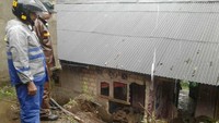 7 rumah warga di Desa Kuta, Megamendung, mengalami rusak ringan hingga sedang. (Foto: Dok. Polres Bogor)