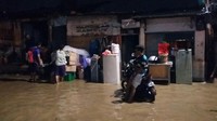 Barang-barang elektronik milik warga seperti kulkas diletakkan berjajar di tepi jalan. 