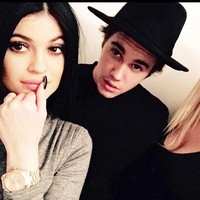 Kylie pun sempat dikabarkan dekat dengan Justin Bieber. Keduanya dikabarkan melakukan PDKT setelah Bieber putus dari Selena Gomez di 2014. Namun kedekatan mereka tak berlangsung lama.  Foto: Ist.