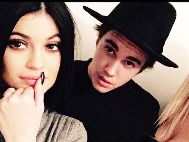 Kylie pun sempat dikabarkan dekat dengan Justin Bieber. Keduanya dikabarkan melakukan PDKT setelah Bieber putus dari Selena Gomez di 2014. Namun kedekatan mereka tak berlangsung lama.  Foto: Ist.