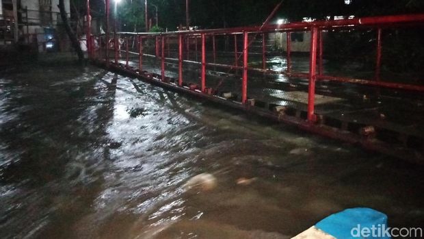 Air di Kali Sunter Mulai Naik, Petugas PPSU dan SDA Mulai Siaga