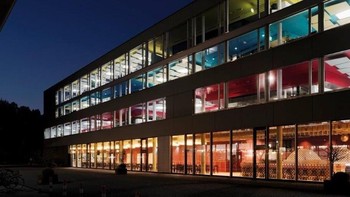 Ini adalah kantor Google terbesar di Eropa yang berlokasi di Zurich yang menampung 2.000 pegawai. Bangunan ini terdiri dari empat lantai. Foto: Google