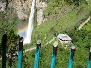 Cantiknya Pelangi di Air Terjun Sipiso-piso
