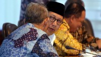 Presiden meminta masyarakat Indonesia dapat menjadi motor penggerak ekonomi syariah yang dapat memenuhi kebutuhan industri dan perdagangan syariah dalam dan luar negeri, serta penguatan badan wakaf mikro seperti di lingkungan pesantren.