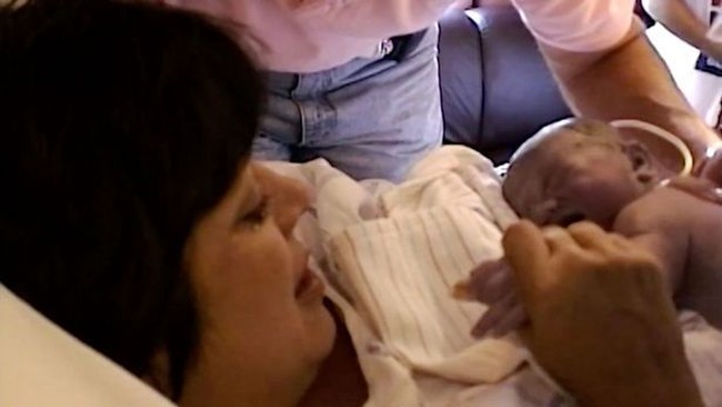 Video dokumenter yang telah ditonton 12 juta lebih ini dimulai dengan kelahiran Kylie sendiri. Kris Jenner menangis saat ia melahirkan putri bungsunya itu dan dikelilingi oleh Klan Kardashian lainnya. Foto: screenshot Youtube