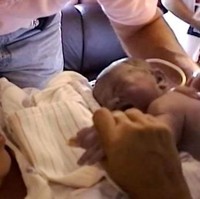 Video dokumenter yang telah ditonton 12 juta lebih ini dimulai dengan kelahiran Kylie sendiri. Kris Jenner menangis saat ia melahirkan putri bungsunya itu dan dikelilingi oleh Klan Kardashian lainnya. Foto: screenshot Youtube