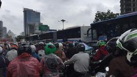 Lalu lintas beberapa kali sama sekali tak bergerak selama kira-kira 10 menit, kemudian jalan kembali dengan merayap kurang dari 20 km/jam. (Foto: Andi Saputra/detikcom)