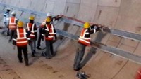 Pekerjaan penarikan kabel 20 kV sedang dilakukan. Dok. MRT Jakarta.