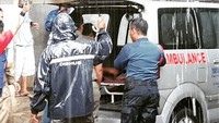 Dari tim kami lalu menggendong Ibu Lela dari rumahnya ke titik yang aman. Setelah itu dibawa ke RS menggunakan ambulans, ucap kata petugas Sudin PKP Jaksel.