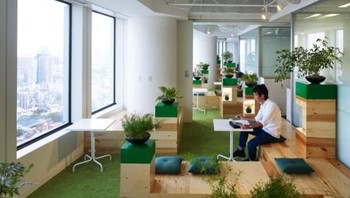 Karena seluruh makanan dan minuman disediakan gratis, maka karyawan tak punya alasan untuk menjelajah restoran lokal. Dengan kata lain, mereka terlalu terpaku di tempat kerja. Foto: Office Snapshot