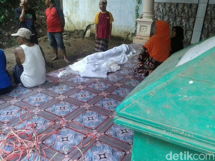 Jasad perempuan masih utuh setelah dikubur 10 tahun. Foto: Yakub Mulyono Jasad perempuan masih utuh setelah dikubur 10 tahun. Foto: Yakub Mulyono