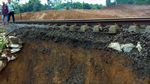 Potret Ngeri Rel Kereta di Bogor yang Menggantung karena Longsor